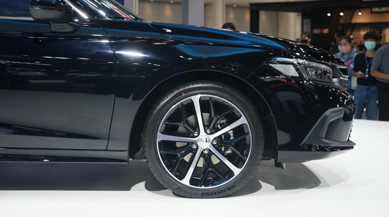 V&agrave;nh la-zăng 18 inch phối 2 m&agrave;u của Honda Civic e:HEV 2022