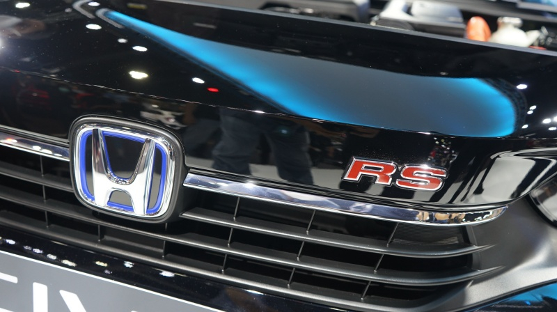 Logo m&agrave;u xanh dương của Honda Civic e:HEV 2022