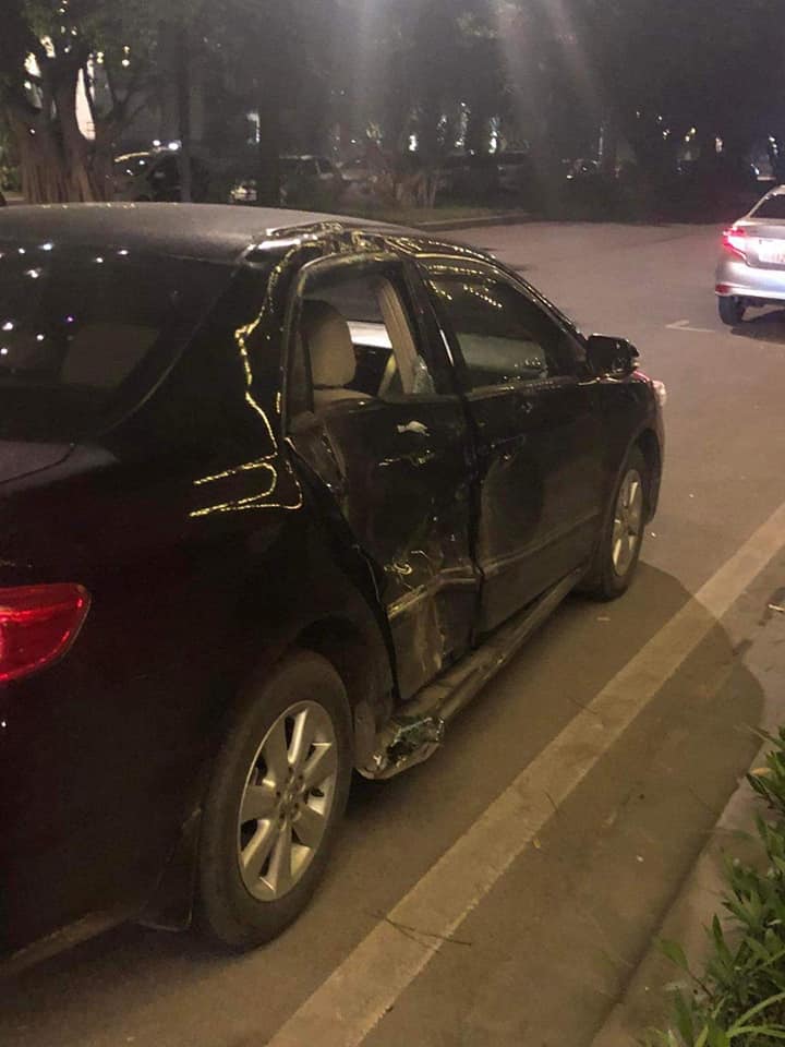 Chiếc &ocirc; t&ocirc; 4 chỗ bị hư hỏng sườn xe b&ecirc;n phải sau vụ tai nạn