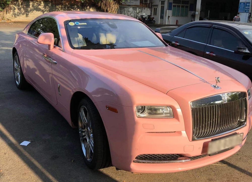 Bộ áo màu hồng đã theo chiếc xe Rolls-Royce Wraith của bà Nguyễn Phương Hằng gần 2 năm qua Bộ áo màu hồng đã theo chiếc xe Rolls-Royce Wraith của bà Nguyễn Phương Hằng gần 2 năm qua