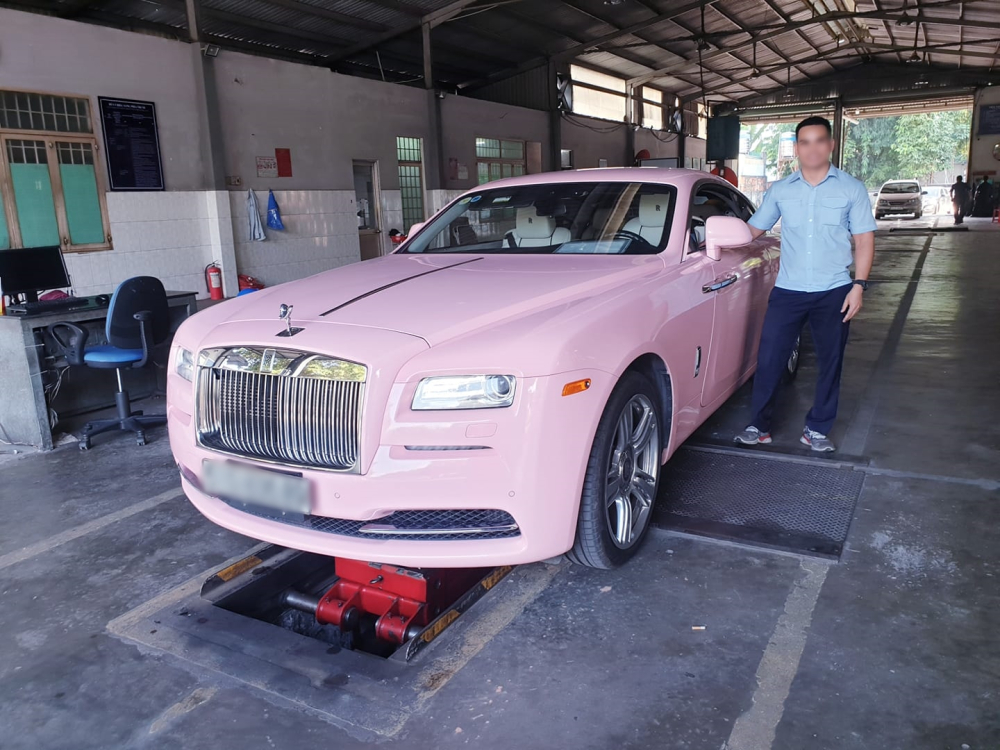 Rolls-Royce Wraith của bà Nguyễn Phương Hằng trong 1 lần đi đăng kiểm Rolls-Royce Wraith của bà Nguyễn Phương Hằng trong 1 lần đi đăng kiểm