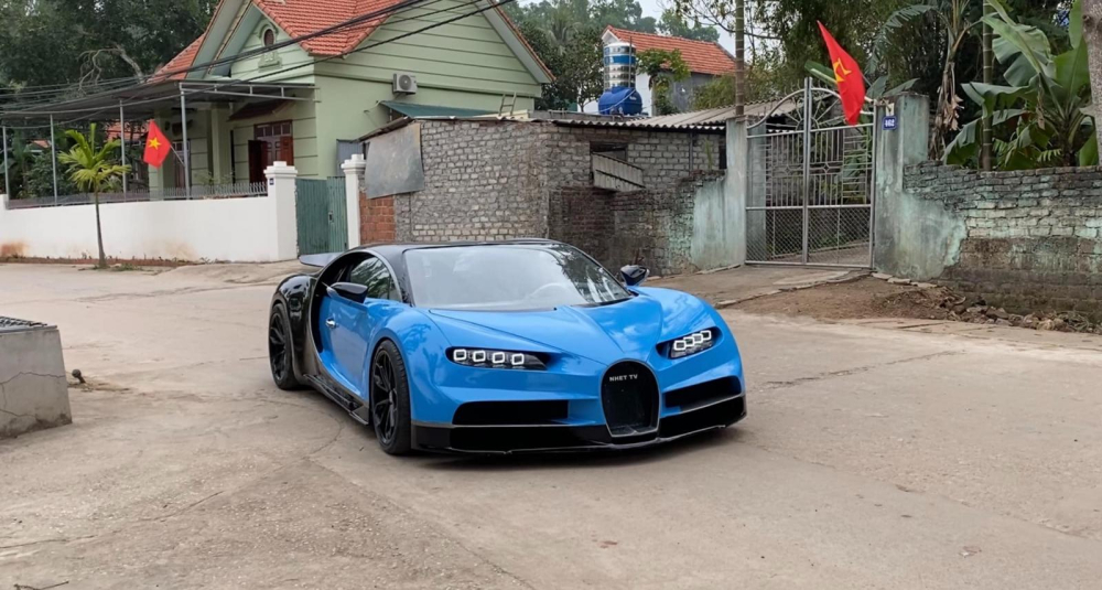 Si&ecirc;u phẩm Bugatti Chiron của nh&oacute;m Nhết TV l&uacute;c mới chế tạo c&oacute; m&agrave;u xanh-đen