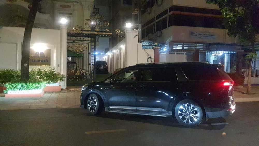 Chiếc xe Kia Carnival tiến v&agrave;o biệt thự của b&agrave; Nguyễn Phương Hằng, ph&iacute;a b&ecirc;n trong c&oacute; xe Lexus LX570 đang đỗ