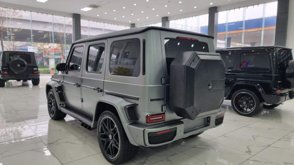 Chiếc xe Mercedes-AMG G63 độ Brabus mới về Quảng Ninh với thùng đựng bánh xe khá ngầu khi có hình bát giác, thay vì tròn như 2 chiếc xe Mercedes-AMG G63 màu đen đỗ cùng