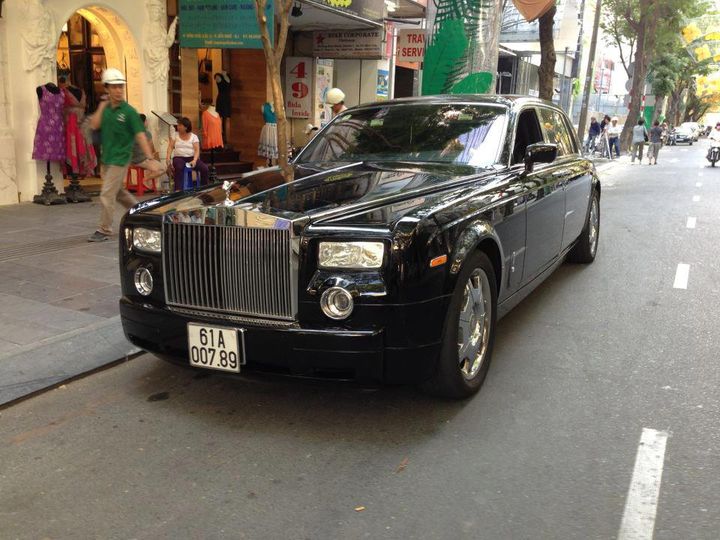 Rolls-Royce Phantom của b&agrave; Nguyễn Phương Hằng ban đầu c&oacute; m&agrave;u đen