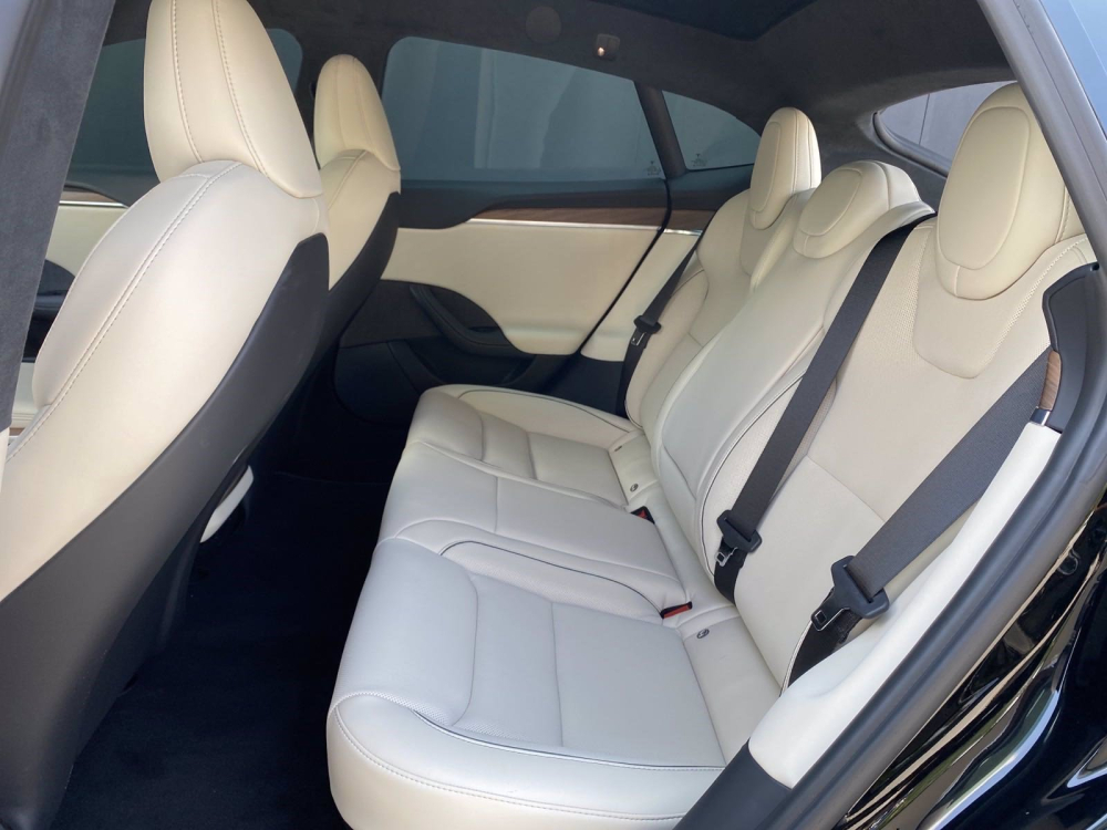C&ograve;n đ&acirc;y l&agrave; khoang h&agrave;nh kh&aacute;ch tr&ecirc;n chiếc xe điện Tesla Model S Plaid 2022