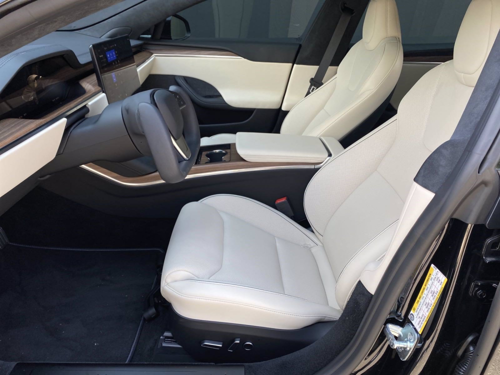 Khoang l&aacute;i của xe Tesla Model S Plaid 2022