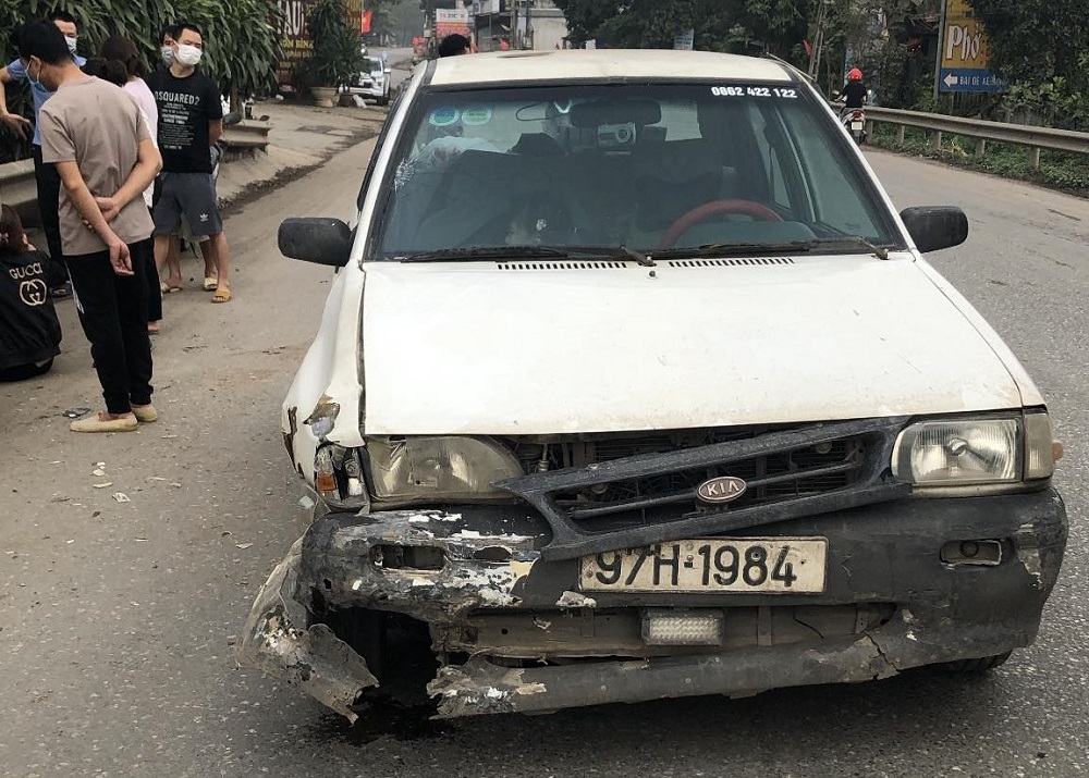 Chiếc &ocirc; t&ocirc; bị hư hỏng phần đầu xe sau vụ tai nạn