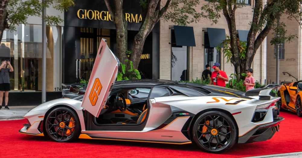 Chỉ có đam mê mới giúp anh Tuấn cùng vợ mang xe Lamborghini Aventador SVJ63 Roadster về garage