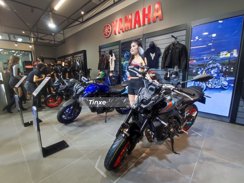 Khu vực trưng b&agrave;y xe v&agrave; phụ kiện cho c&aacute;c biker