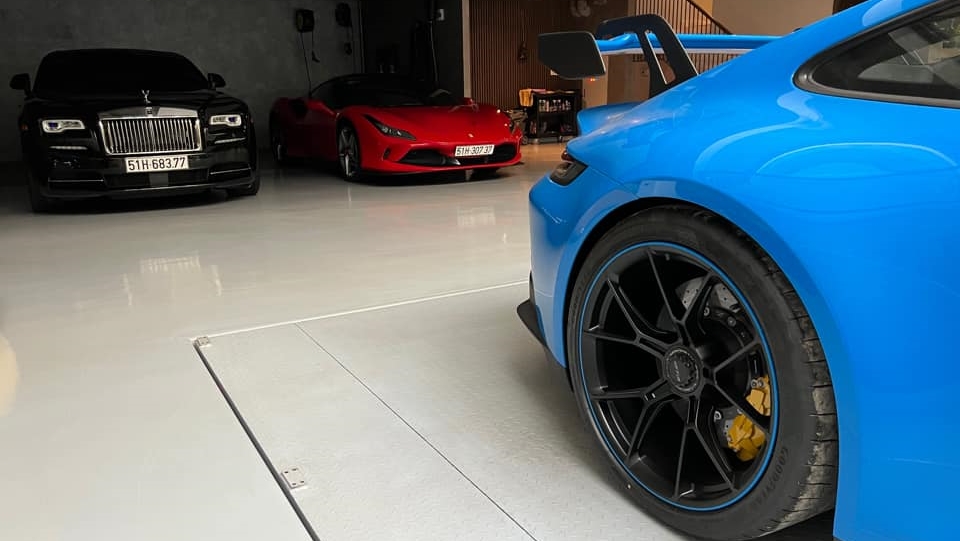 Cặp xe Rolls-Royce Wraith c&ugrave;ng Ferrari F8 Tributo của Cường Đ&ocirc;-la ch&agrave;o đ&oacute;n bạn mới Porsche 911 GT3 2022 sau khi chia tay Mercedes-AMG GT R