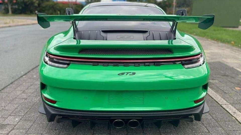Chiếc xe Porsche 911 GT3 2022 m&agrave;u xanh l&aacute; đang được cư d&acirc;n mạng đồn đo&aacute;n l&agrave; xe của Minh Nhựa