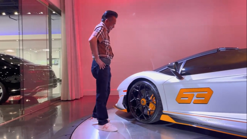 Anh Tuấn cùng siêu xe Lamborghini Aventador SVJ63 Roadster