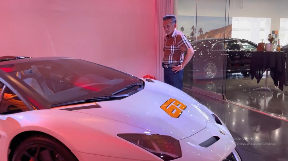 Nhưng may mắn đã diễn ra ở phút chót khi khách đặt cọc xe Lamborghini Aventador SVJ63 Roadster đã bị trục trặc giấy tờ và anh Tuấn là người tiếp theo được quyền mua