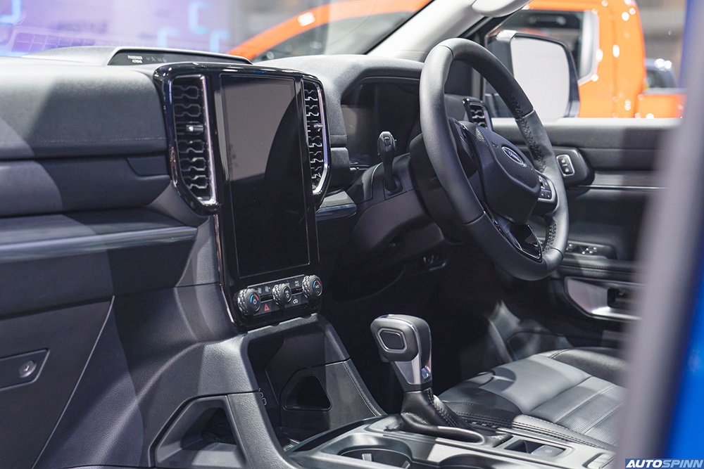 Ford Everest Sport 2022 có ít trang bị an toàn hơn bản Titanium+