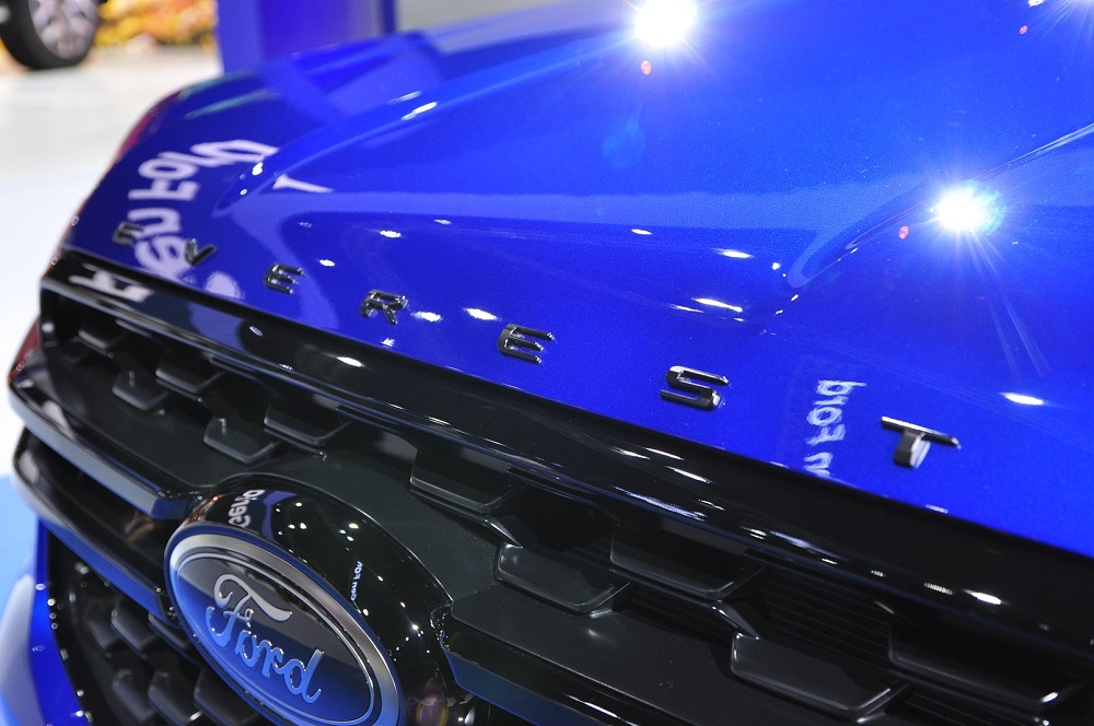 Tem chữ nổi màu đen trên nắp ca-pô của Ford Everest Sport 2022