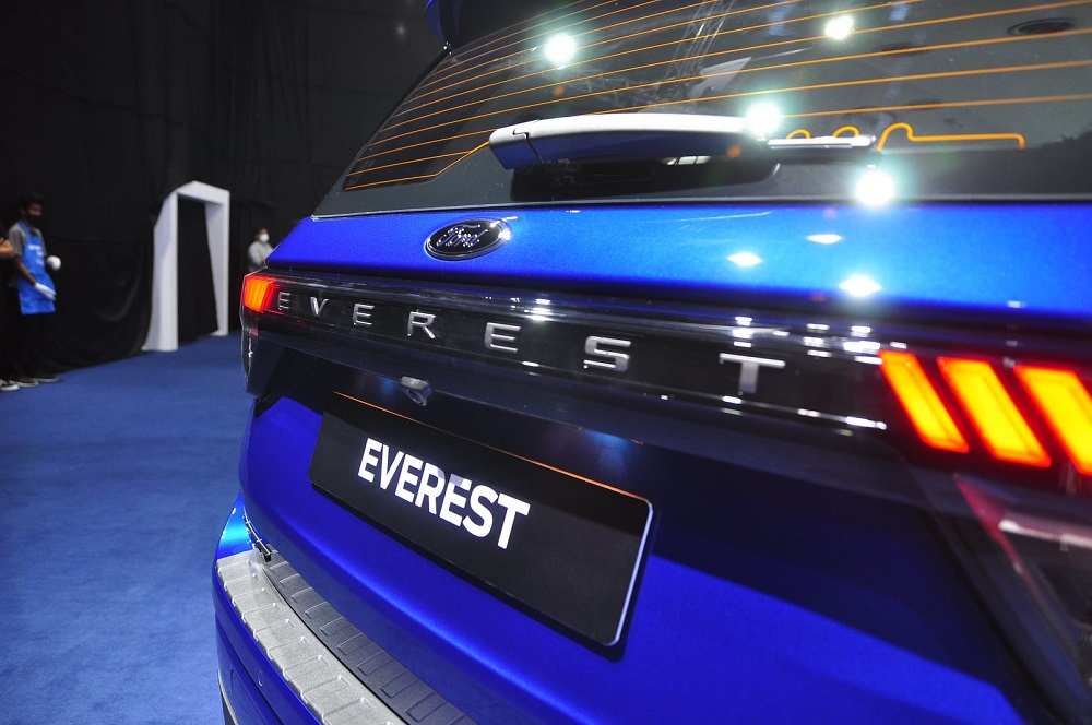 Tem chữ nổi Everest nằm giữa đèn hậu của Ford Everest Sport 2022