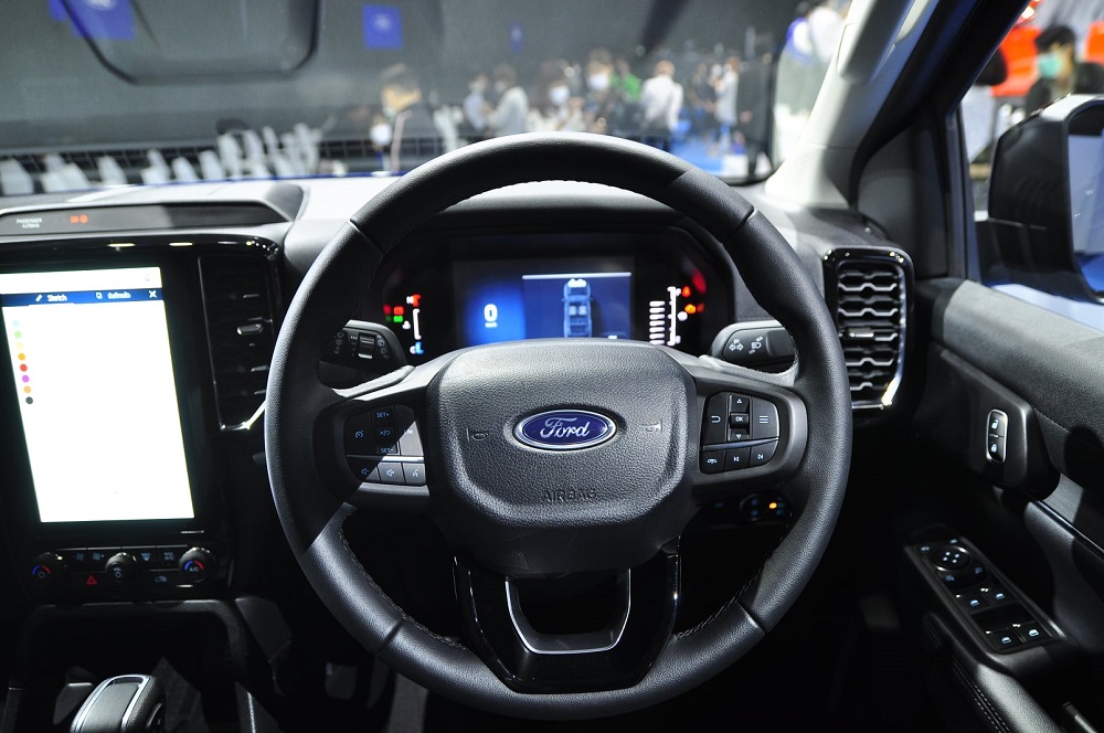 Ford Everest Sport 2022 chỉ có bảng đồng hồ đi kèm màn hình đa thông tin 8 inch và màn hình trung tâm 10,1 inch