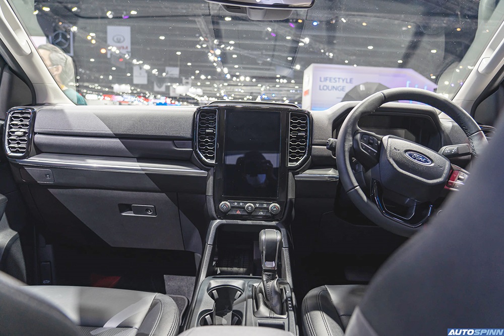 Nội thất màu đen của Ford Everest Sport 2022