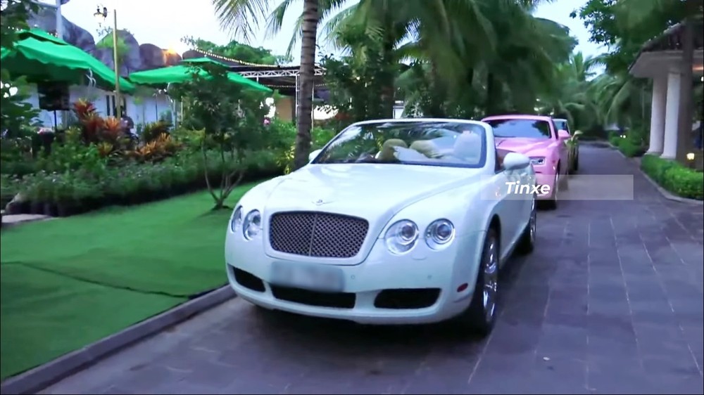 Chiếc xe siêu sang mui trần Bentley Continental GTC của bà Nguyễn Phương Hằng, phía sau là Rolls-Royce Wriath màu hồng và Bentley Mulsanne EWB màu vàng