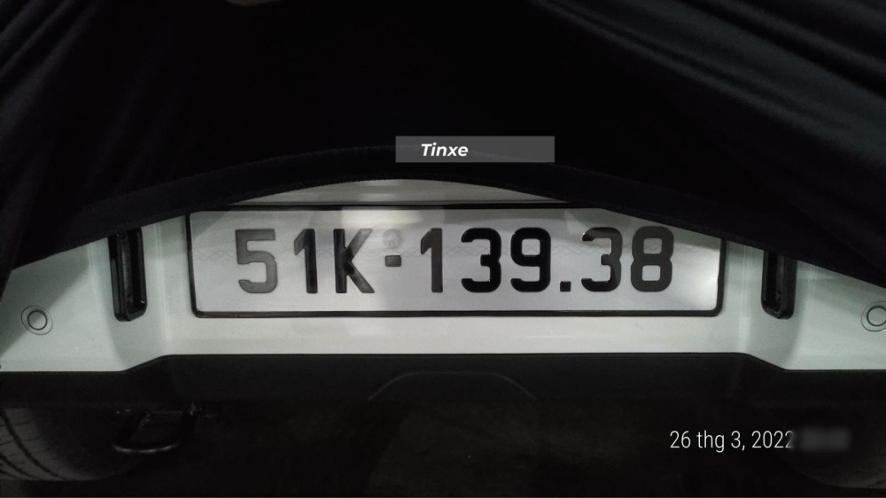 Hiện chiếc xe Mercedes-AMG G63 của Hiền Hồ được phủ bạt kín cổng cao tường để tránh sự tò mò của người dân Hiện chiếc xe Mercedes-AMG G63 của Hiền Hồ được phủ bạt kín cổng cao tường để tránh sự tò mò của người dân