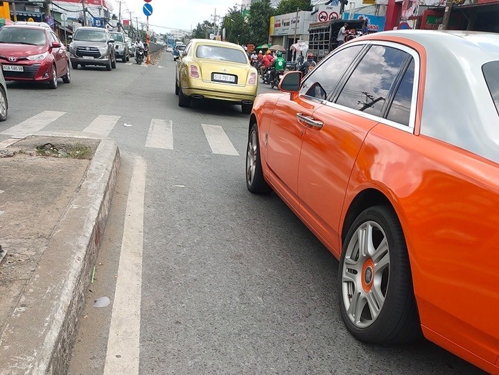 Bentley Mulsanne EWB bản nâng cấp của bà Nguyễn Phương Hằng trên đường Bentley Mulsanne EWB bản nâng cấp của bà Nguyễn Phương Hằng trên đường