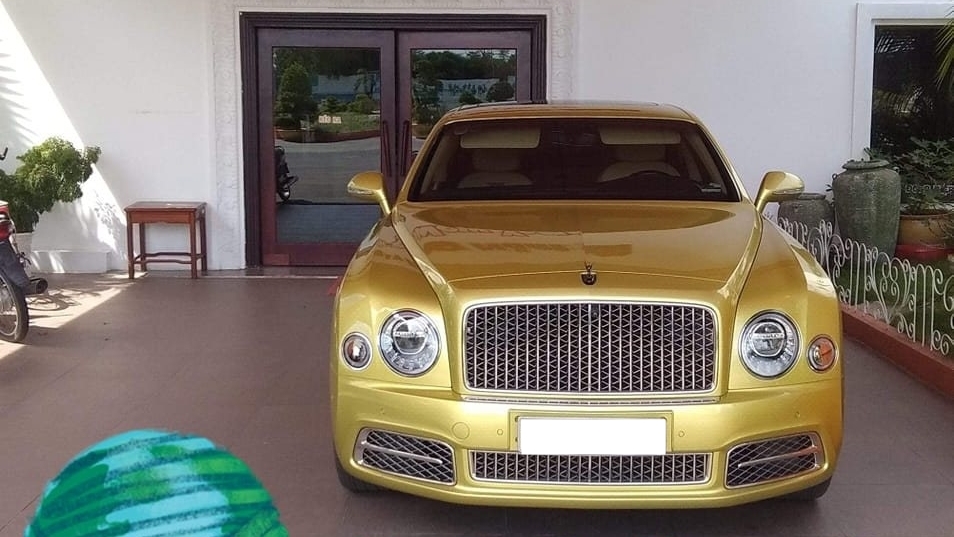 Bentley Mulsanne EWB của bà Nguyễn Phương Hằng mang màu vàng Julep