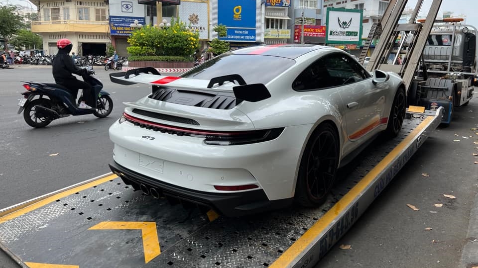 Lộ diện h&igrave;nh ảnh xe đua đường phố Porsche 911 GT3 2022 đầu ti&ecirc;n về Việt Nam, m&agrave;u sơn kh&aacute;c với xe của Cường Đ&ocirc;-la
