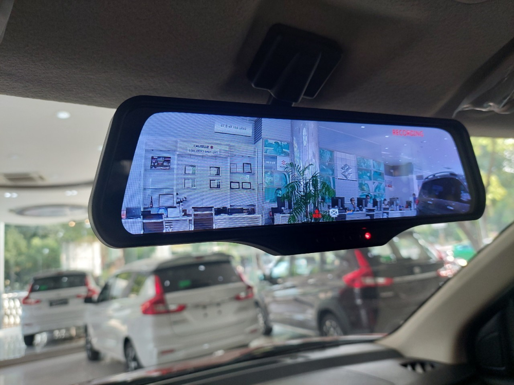Gương chiếu hậu điện tử hiển thị camera l&ugrave;i v&agrave; t&iacute;ch hợp sẵn camera h&agrave;nh tr&igrave;nh.