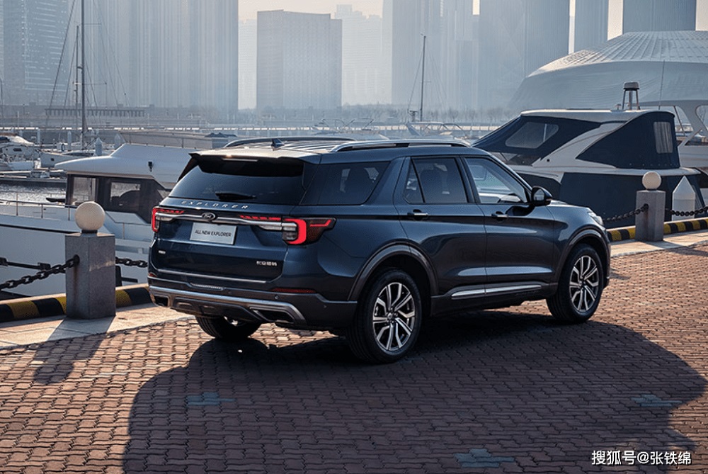 Ford Explorer 2022 nh&igrave;n từ đằng sau