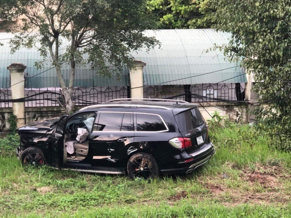 Chiếc Mercedes-Benz GL400 lao xuống ruộng v&agrave; dừng lại