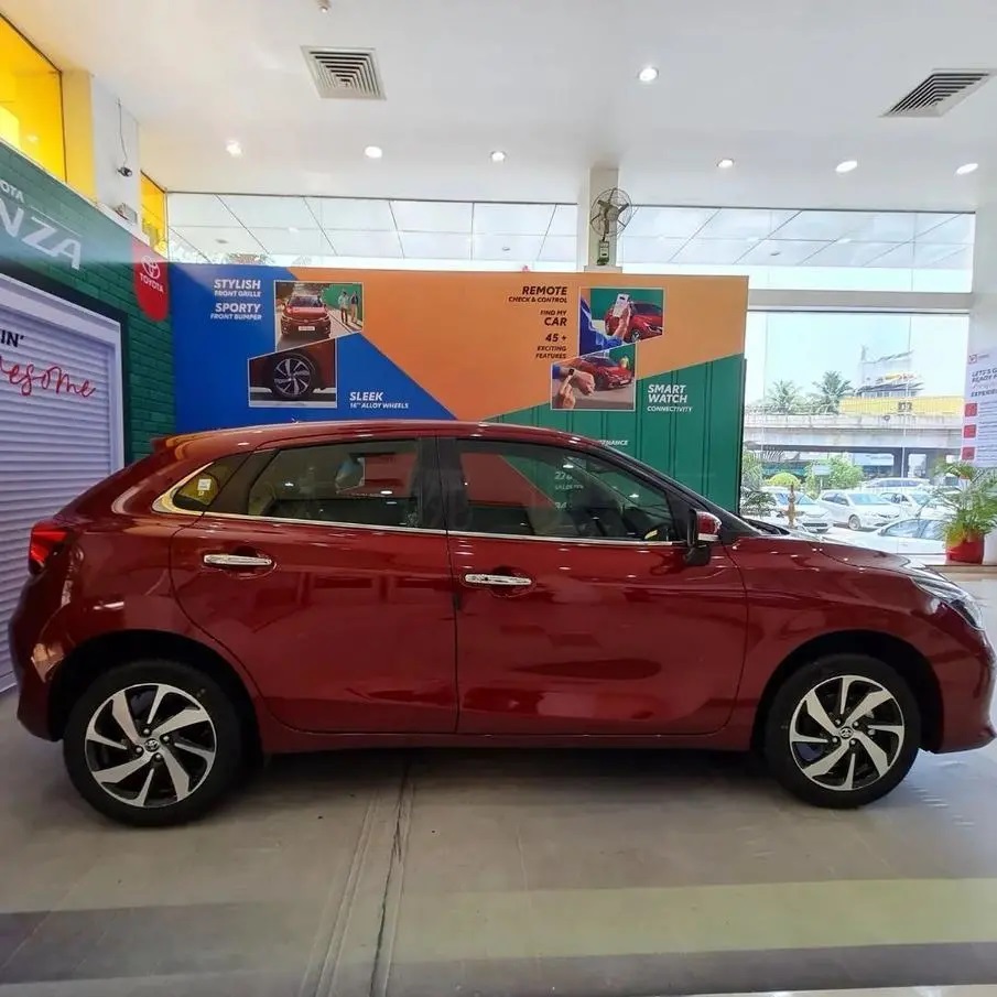 Thiết kế sườn xe của Toyota Glanza 2022 giống hệt Suzuki Baleno 2022, trừ v&agrave;nh la-zăng