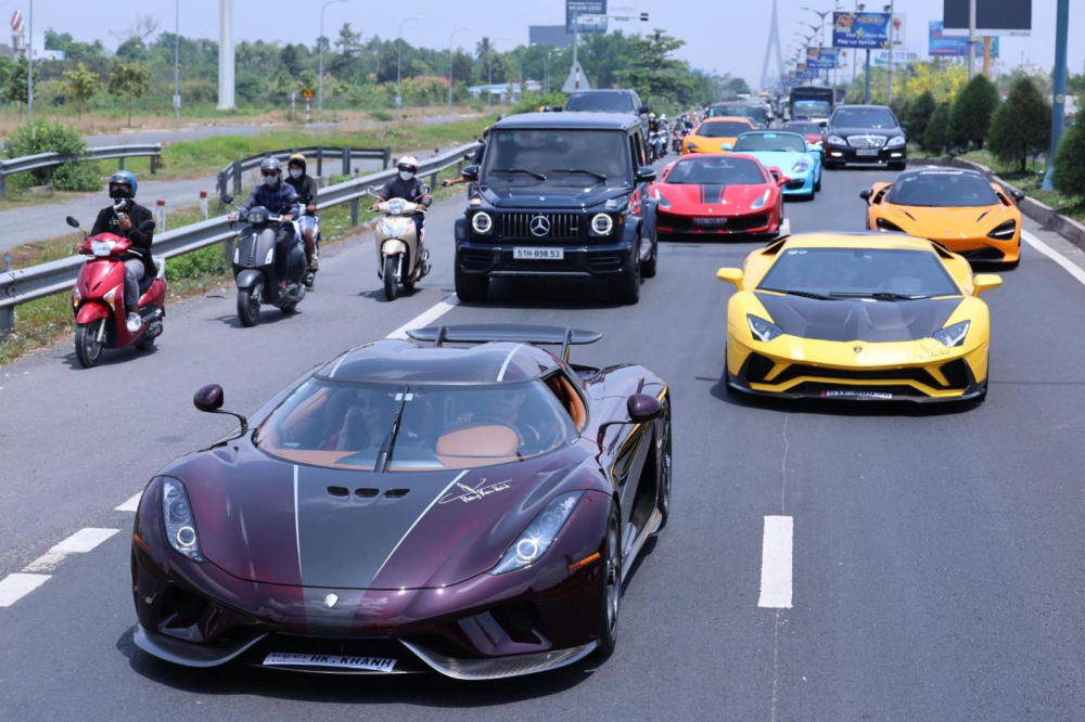 Ho&agrave;ng Kim Kh&aacute;nh c&ugrave;ng si&ecirc;u  xe Koenigsegg Regera