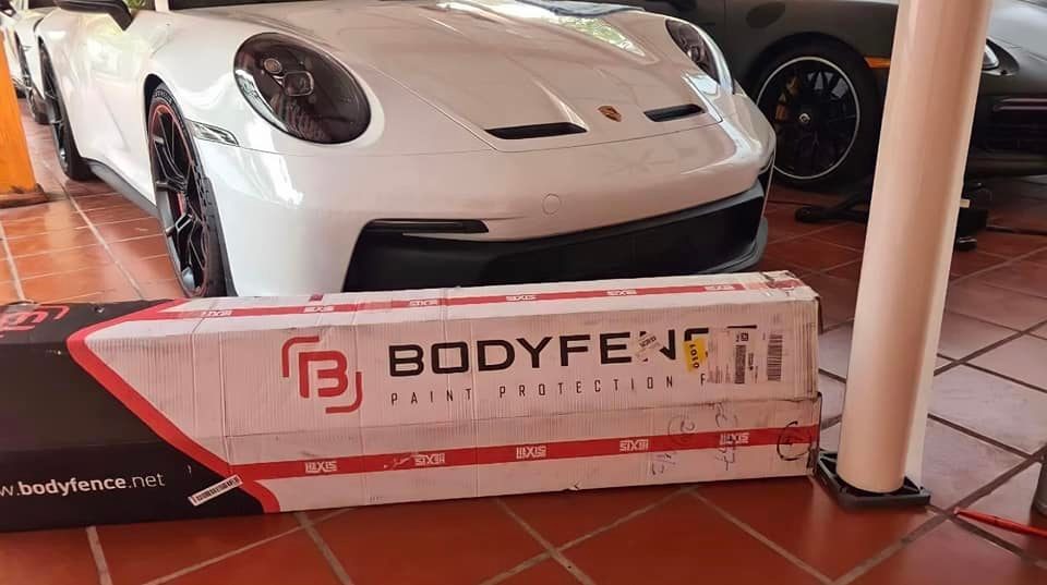 Lộ diện chủ nh&acirc;n Porsche 911 GT3 2022 đầu ti&ecirc;n về Việt Nam ch&iacute;nh l&agrave; đại gia Đặng L&ecirc; Nguy&ecirc;n Vũ, xe đỗ cạnh chiếc Porsche 911 Turbo S m&agrave;u xanh qu&acirc;n đội của doanh nh&acirc;n n&agrave;y
