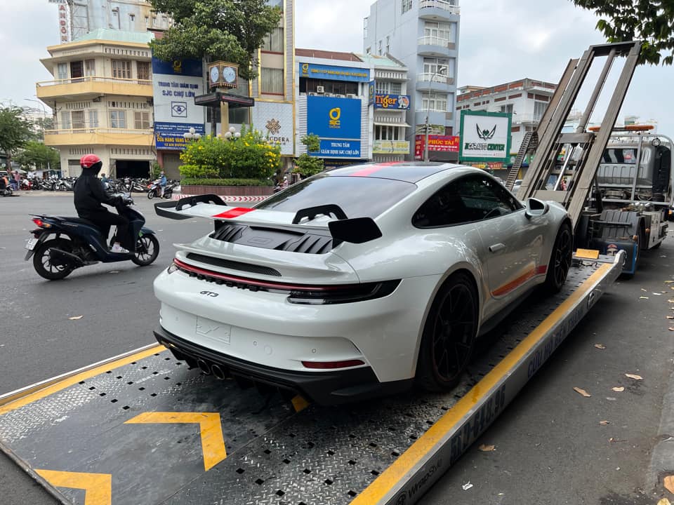 So với h&igrave;nh ảnh l&uacute;c mới về nước, chiếc xe thể thao tốc độ Porsche 911 GT3 2022 của đại gia Đặng L&ecirc; Nguy&ecirc;n Vũ được trang bị th&ecirc;m sọc m&agrave;u đỏ chạy b&ecirc;n h&ocirc;ng cửa xe, hay n&oacute;c xe k&eacute;o d&agrave;i l&ecirc;n mui v&agrave; v&ograve;ng tr&ecirc;n c&aacute;nh gi&oacute; đu&ocirc;i cỡ lớn 