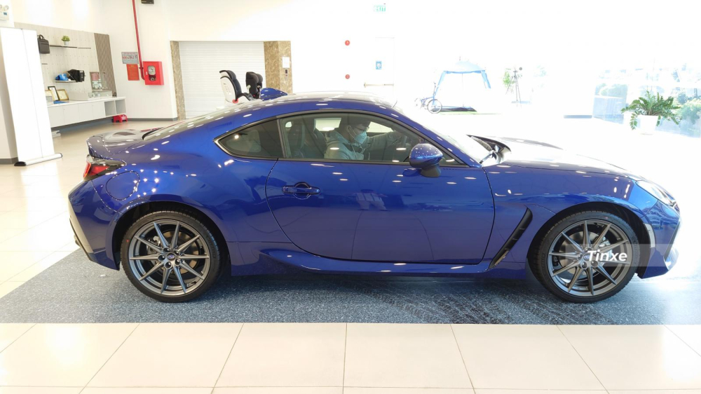 Bên hông xe vẫn là những đường cắt xe và vòm bánh xe phía sau được mở rộng ra Bên hông xe vẫn là những đường cắt xe và vòm bánh xe phía sau được mở rộng ra