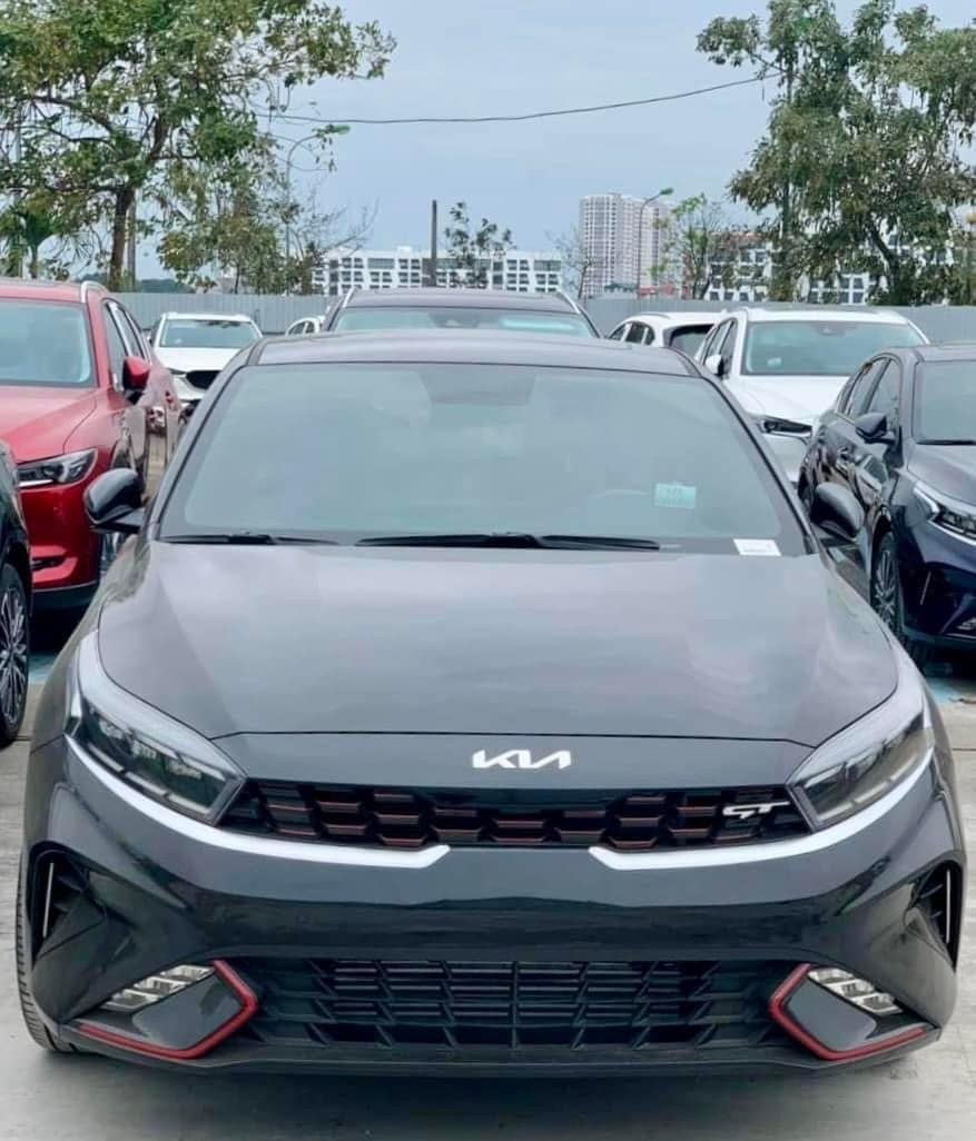 Viền hốc đ&egrave;n sương m&ugrave; v&agrave; một số thanh nan trong lưới tản nhiệt được sơn đỏ.
