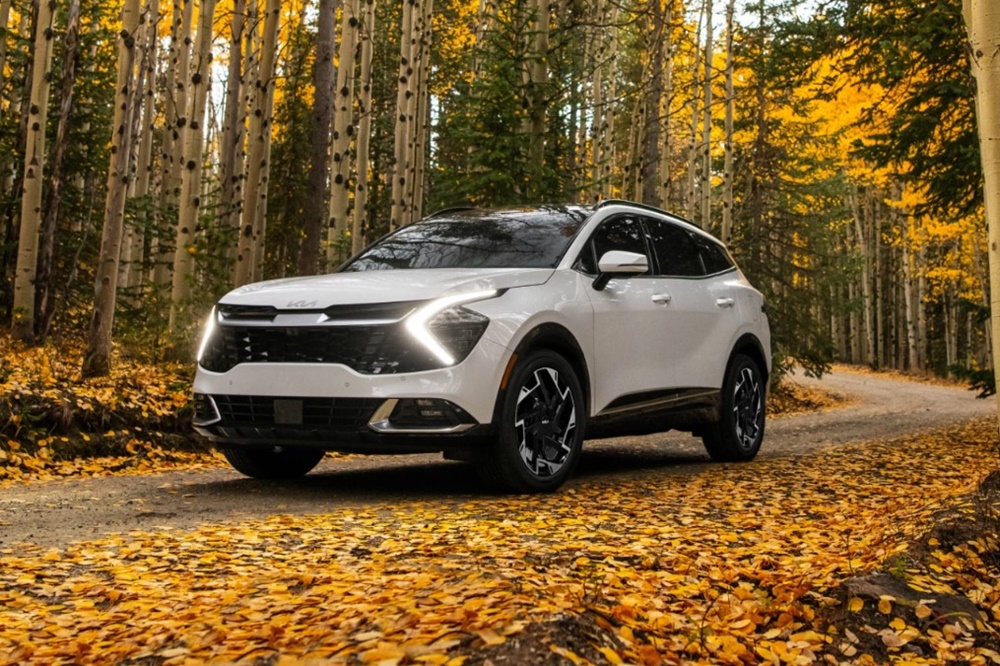Tại thị trường nội địa, Kia Sportage 2022 đ&aacute;nh bại đối thủ l&agrave; Hyundai Tucson để l&ecirc;n ng&ocirc;i vương trong th&aacute;ng 11/2021.