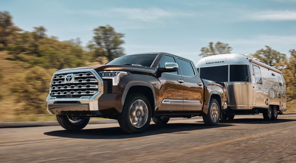 Thiết kế xe Toyota Tundra phi&ecirc;n bản 1794 với lưới cản nhiệt mạ crom hầm hố.
