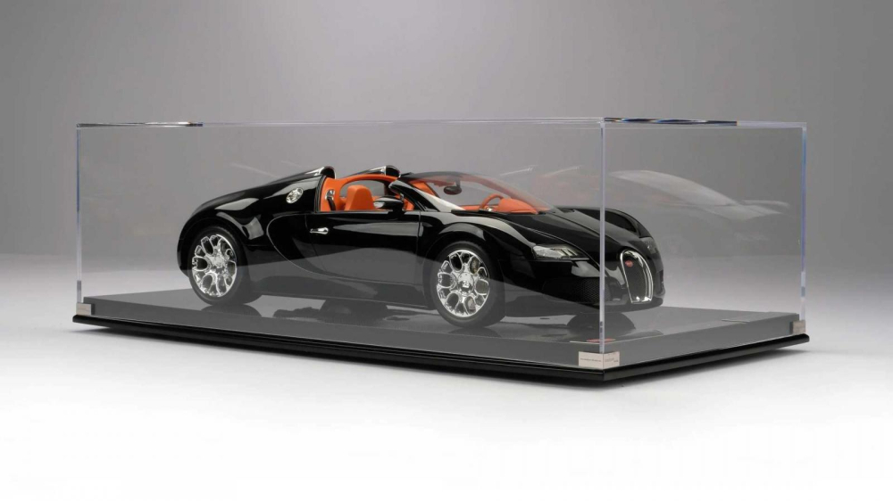 Amalgam Bugatti Veyron 16.4 Grand Sport Limited Edition c&oacute; k&iacute;ch thước 1:8 so với xe thật