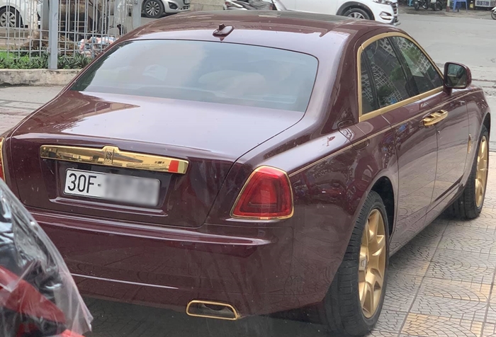 Các chi tiết mạ vàng giúp cho xe Rolls-Royce Ghost của ông Trịnh Văn Quyết nổi bật