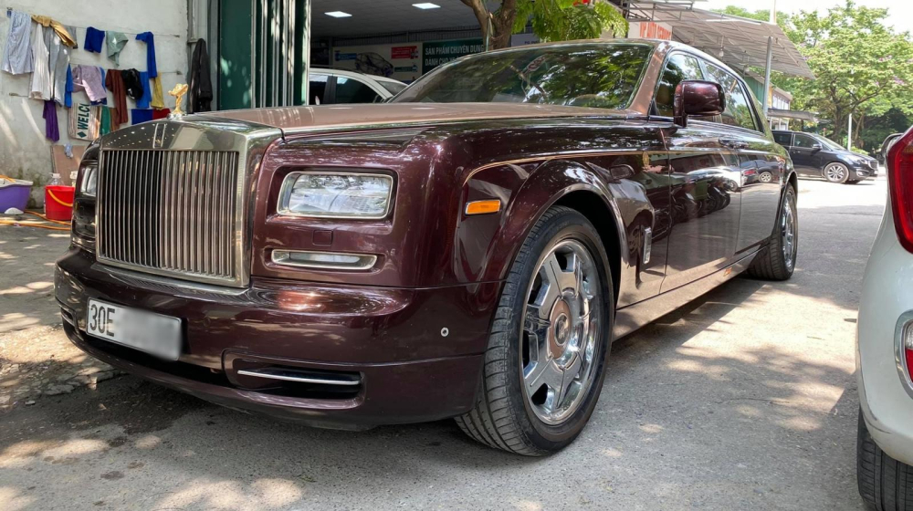 Rolls-Royce Phantom Lửa thiêng có 2 màu đỏ và vàng cùng logo xe được mạ vàng