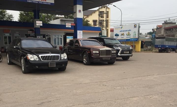 Chiếc xe SUV hạng sang Lexus X570 của &ocirc;ng Trịnh Văn Quyết đỗ cạnh Rolls-Royce Phantom Lửa thi&ecirc;ng