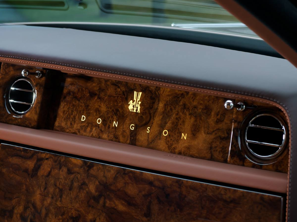 Bảng t&aacute;p-l&ocirc; khắc chữ Dong Son, mang &yacute; nghĩa chiếc xe Rolls-Royce Phantom Sacred Fire n&agrave;y l&agrave; 1 trong 6 xe bộ sưu tập Trống đồng Đ&ocirc;ng Sơn DSC
