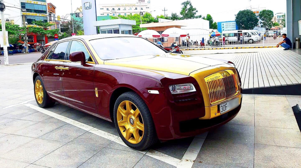 Đây là chiếc xe Rolls-Royce Ghost mạ vàng được nhập chính hãng duy nhất tại Việt Nam