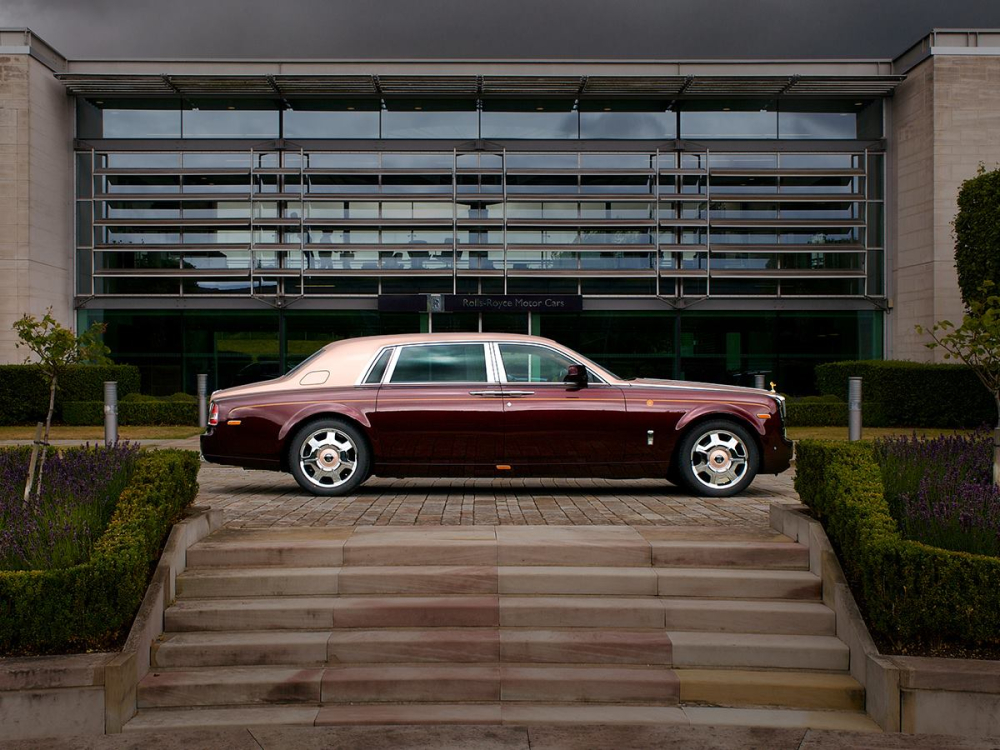 Rolls-Royce Phantom Lửa thi&ecirc;ng chụp ảnh trước đại bản doanh của h&atilde;ng xe Rolls-Royce
