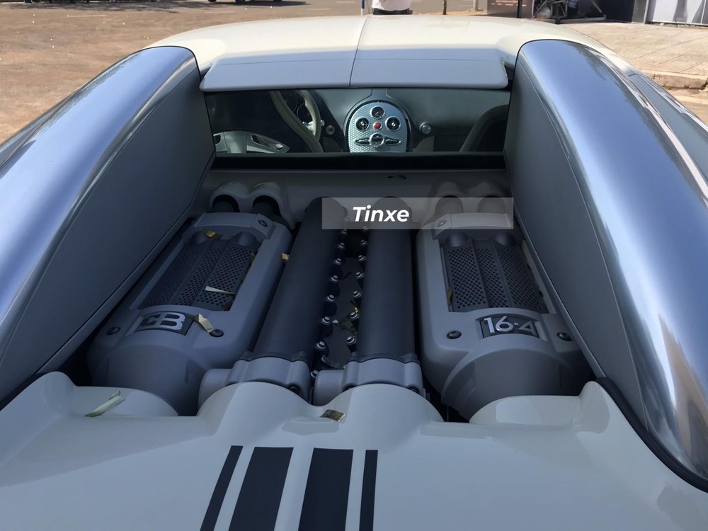 Khối động cơ W16 lộ thiên của Bugatti Veyron