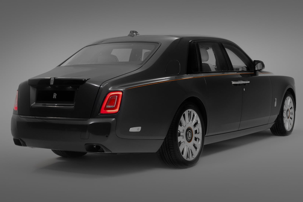 Phía sau của chiếc Rolls-Royce Phantom với Carbon Veil Gallery