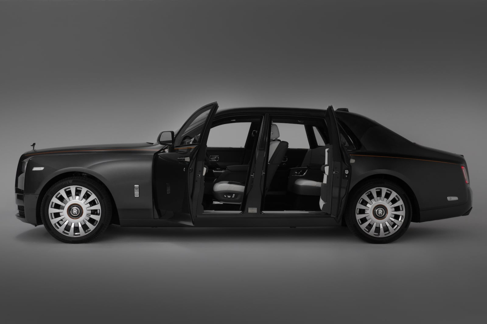 Phía bên của chiếc Rolls-Royce Phantom với Carbon Veil Gallery