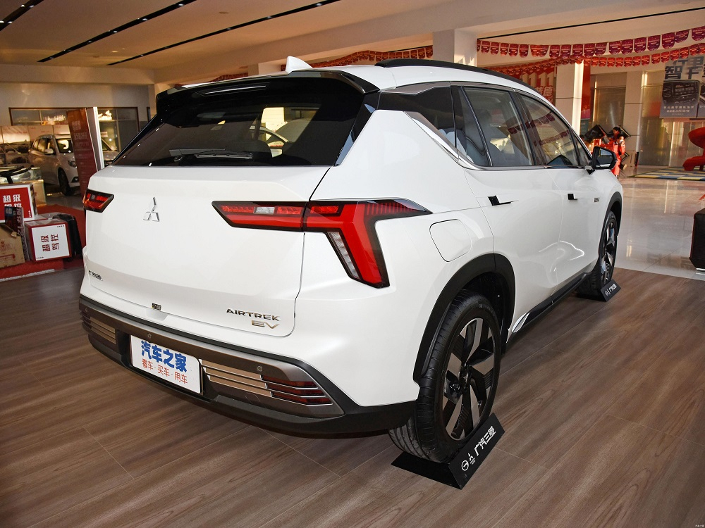 Mitsubishi Airtrek EV 2022 nhìn từ phía sau